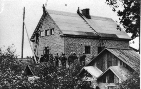 Palokunta harjoittelee tehtaan saunan katolla