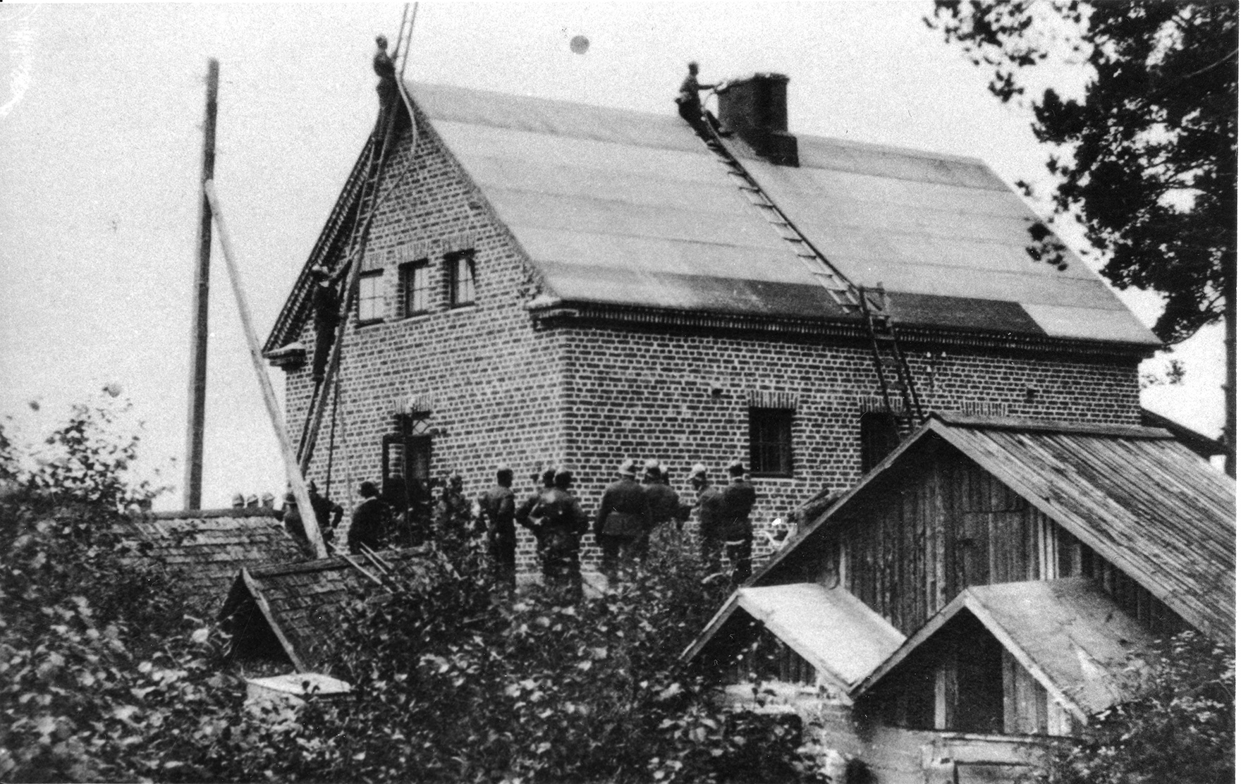 Palokunta harjoittelee tehtaan saunan katolla