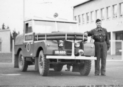 Tässä palokunnan ensimmäinen auto 1955 Landrover eli "Lantti".